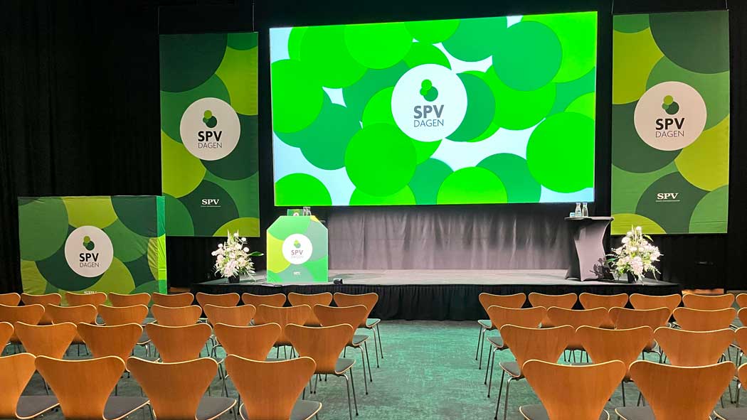föreläsningslokal med tomma stolar