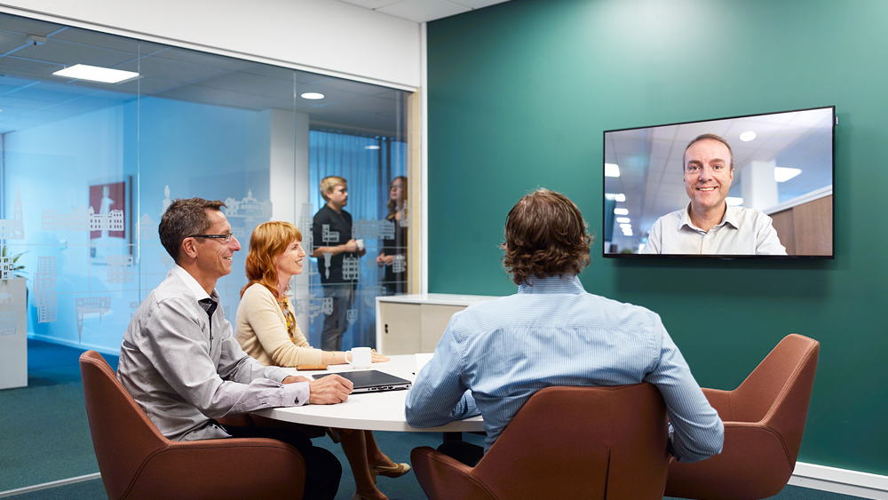 Flera personer i ett mötesrum